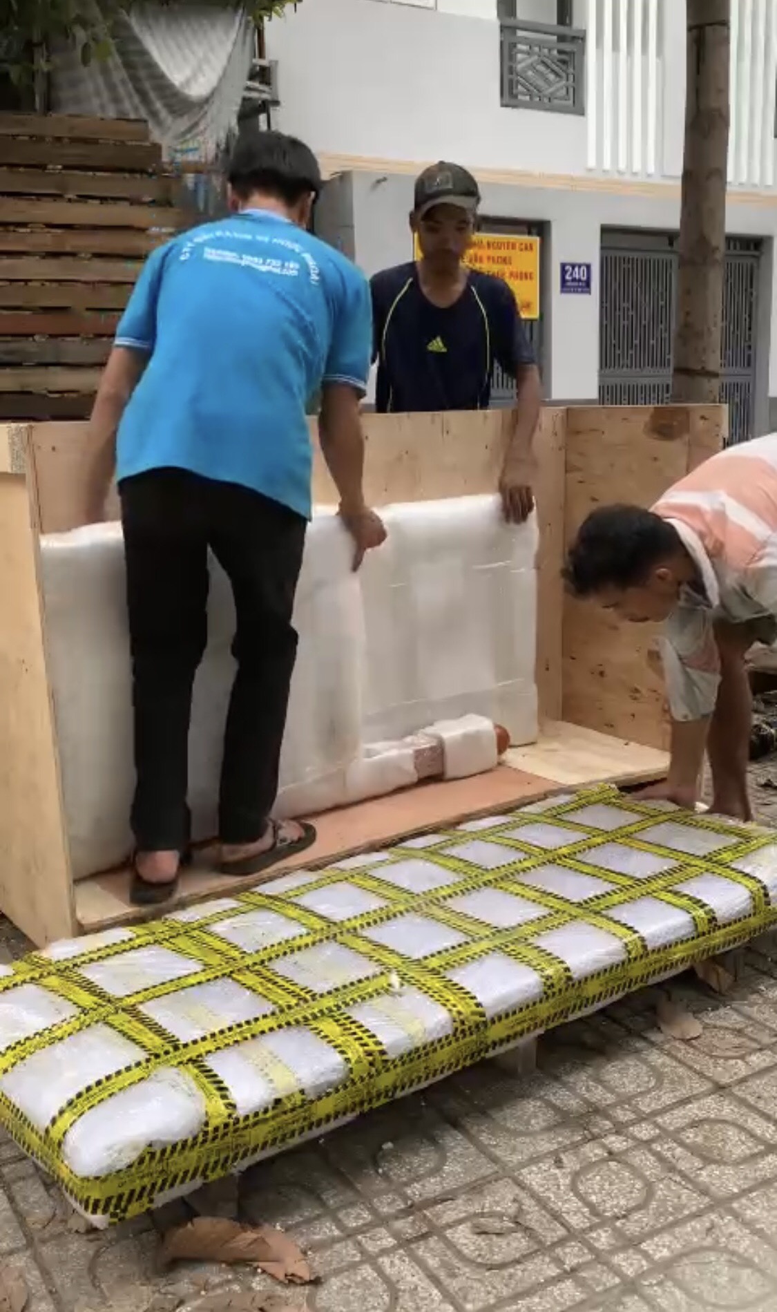 Vận chuyển bàn ghế gỗ đi Mỹ tại Hà Nội